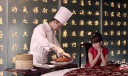 鱼蛋后厨爆料视频播放,视频曝光后厨操作全过程